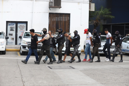 Guayaquil. El grupo de personas que fueron detenidas, acusadas de intentar robar un cajero automático en una urbanización de la via a Daule.