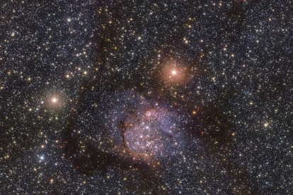 Imagen de la nebulosa Sh2-54 tomada en luz infrarroja utilizando el telescopio VISTA de ESO en el Observatorio Paranal en Chile.