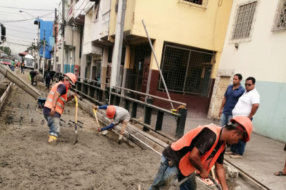 Zona. En el carril del sistema se acumulaban desperdicios.