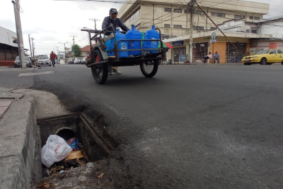 La falta de tapas de alcantarilla preocupa a los residentes