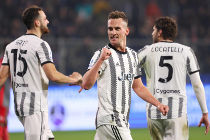 Arkadiusz Milik (c) festeja con sus compañeros tras anotar el gol de la Juventus.