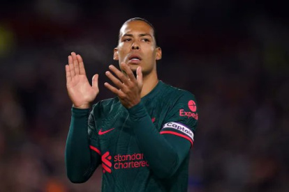El defensa del Liverpool, Virgil Van Dijk, podría perderse varios partidos por una lesión.