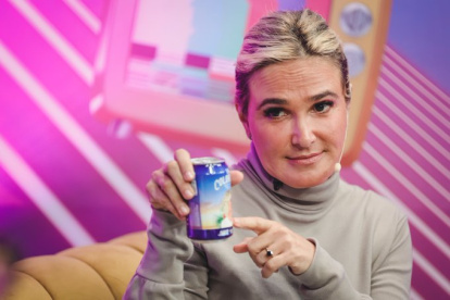 Bebida. La alcaldesa Cynthia Viteri presentó su propia cerveza artesanal en redes sociales; le ha nombrado La Colorada.