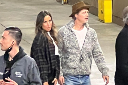 De acuerdo a la revista People, Brad Pitt y su novia Inés de Ramón parecen estar tomando más en serio su relación. El actor de 59 años y la diseñadora de joyas de 32 comenzaron a salir en noviembre pasado y están pasando rápidamente al siguiente nivel de su relación, según fuentes allegadas a la pareja.
Para la publicación, la nueva pareja estadounidense pudo haber definido su relación luego depasar juntos la Nochebuena en Cabo San Lucas, México.
Los dos siguen en territorio mexicano disfrutando del sol y el calor. Incluso a la joven se la vio haciendo topless junto al ex de Angelina Jolie.
Una fuente indicó a la revista que “los dos se llevan bien” y que definitivamente es una relación formal y no una  casual”.
“Están saliendo y divirtiéndose. Tienen algo bueno en marcha. No hay estrés. Brad lo está disfrutando”, justifica el informante, y añade que el actor de Troya está listo para que la relación sea exclusiva.
“Está cansado de aventuras a corto plazo y romances que no van a ninguna parte. Ahora está hablando de establecerse y tal vez tener más hijos, y es gracias a Inés y las posibilidades que ella abrió para él”.
*TV CONSULT PRICE*

PREMIUM EXCLUSIVE

Los Angeles, CA  - Actor Brad Pitt might be off the market as he brings a date to the Bono concert at The Orpheum theatre in Los Angeles. The adorable pair are seen arriving together in brad"s car. The bullet Train actor can be seen chatting and introducing the mystery brunette to Sean Penn, Cindy Crawford and Rande Gerber.****

Brad Pitt podría estar en una nueva relación, ya que fue visto en muy buena compañia para el concierto de Bono en el teatro The Orpheum en Los Ángeles. La llamativa pareja es vista llegando juntos en el auto de Brad. Se puede ver al actor de "Bullet Train" charlando y presentando a la misteriosa morena, Inés de Ramón, a Sean Penn, Cindy Crawford y Rande Gerber.