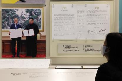 Imagen de archivo de un visitante observando el acuerdo para reducir tensiones militares que Seúl firmó con Pionyang en 2018. EFE/EPA/YONHAP SOUTH KOREA OUT