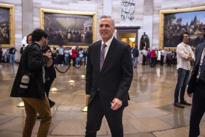 El republicano Kevin McCarthy, aspirante a presidir la Cámara Baja de EE.UU., llega al Capitolio, este 4 de enero de 2023, en Washington. EFE/Jim Lo Scalzo