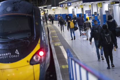 Varios pasajeros en la estación de Euston en Londres (R.Unido) hoy 3 de enero de 2023. Casi la mitad de las líneas ferroviarias del Reino Unido cerraron este martes al secundar los trabajadores del gremio una huelga de 48 horas para exigir mejoras salariales, agudizando así la crisis por la ola de paros de distintos sectores efectuados en las últimas semanas en el país. EFE/EPA/TOLGA AKMEN