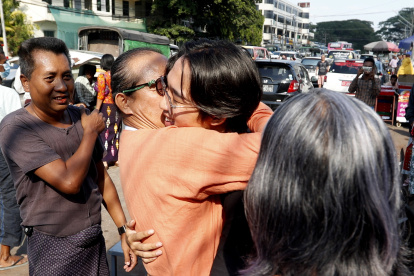 Abrazos entre los familiares de los presos que este miércoles 4 de enero lograron su libertad /
