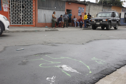 Incidente. Peritos de tránsito delimitaron la zona donde ocurrió el siniestro. El punto seguía marcado.