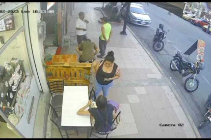 Huaquillas. El video que registra el primer acercamiento de la sospechosa.