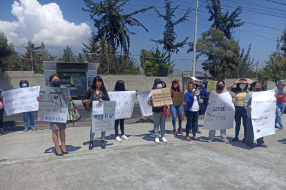Ambato. Familiares y amigos de las jóvenes que habrían sido maltratadas sexualmente, durante un plantón.
