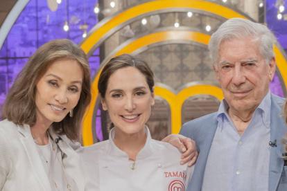 Tamara con su madre y el escritor.