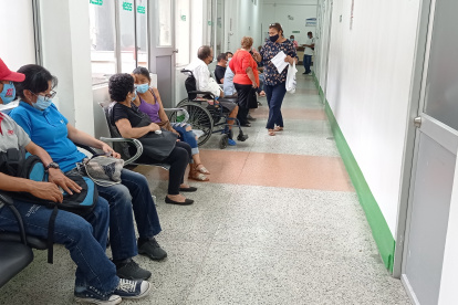 Atención. Personas en un pasillo de un hospital.