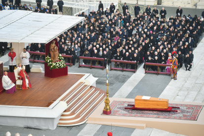 El papa Francisco preside el funeral de Benedict XVI.