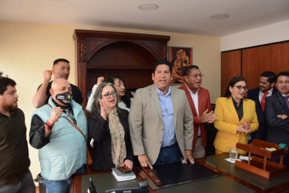 Gómez en compañía de Mercy Maldonado (d) y lideres gremiales en el IESS en Quito.