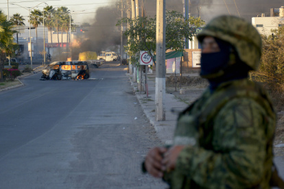 Fotografía de un vehículo de carga calcinado tras los enfrentamientos de fuerzas federales con grupos armados hoy, en la ciudad de Culiacán, estado de Sinaloa (México).  Juan Carlos Cruz