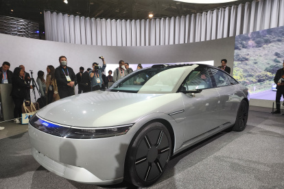 El director representante, presidente y CEO de Sony Honda Mobility Inc. Yasuhide Mizuno presentó el nuevo prototipo de vehículo eléctrico de la marca "AFEELA" de Sony
