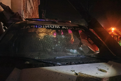 Fotografía de un vehículo de la policía baleado durante un ataque a personal de seguridad hoy, en la ciudad de Guaymas, estado de Sonora (México). Sicarios mataron a un elemento de la Marina de México e hirieron a otros dos que viajaban en una patrulla de la policía en la base de la Cuarta Región Naval y el Palacio del Ayuntamiento en Guaymas en el norteño estado de Sonora, según información revelada este jueves.