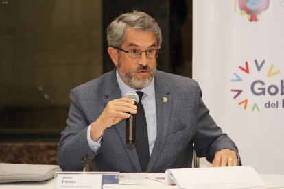 El ministro de Salud Pública, José Ruales, interviene durante una reunión sobre el área.