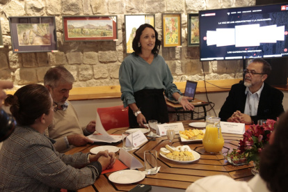 Exposición. La presidenta del gremio, María Samaniego, explicó parte del funcionamiento de la web