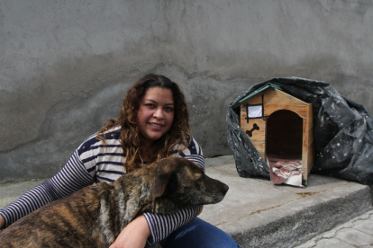 Cariñoso. Los vecinos lo cuidan y alimentan desde que llegó al barrio.