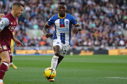 El ecuatoriano Moisés Caicedo (d) es una de las figuras del Brighton de Inglaterra.