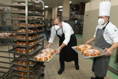 Preparación. Las distintas cocinas de la ciudad siguen preparando este postre