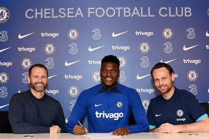 Benoit Badiashile en el momento de estampar su firma con el Chelsea.
