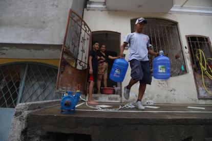 Gastos. Pilar Guaningo no solo ha invertido en una cisterna en su casa, también en bombas de agua y botellones.