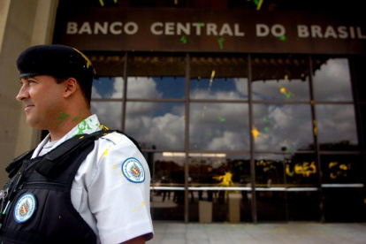 Entidad.- Un guardia al pie de la sede del Banco Central de Brasil.