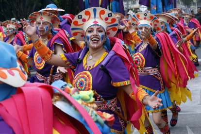 Personas participan en el desfile de los colectivos coreográficos en tributo a la Madre Tierra durante el Carnaval de Negros y Blancos hoy, en Pasto (Colombia). EFE/Mauricio Dueñas Castañeda