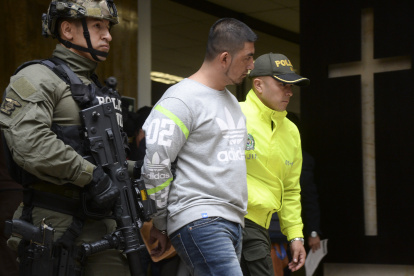 Imagen referencial para graficar este artículo. El 11 de abril de 2017, Prado Alava, alias "Gerald" (C), llevado por agentes colombianos. El ecuatoriano y otro compatriota fueron extraditados a Estados Unidos, por el tráfico 250 toneladas de cocaína, según las autoridades colombianas.