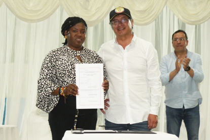 Fotografía cedida este miércoles, 4 de enero, por la Presidencia de Colombia en la que se registró al mandatario Gustavo Petro (2d) mientras posa junto a la vicepresidenta de Colombia, Francia Márquez, tras sancionar la ley que crea el ministerio de la Igualdad y la Equidad, en un acto realizado en Istmina, departamento del Chocó (Colombia). EFE/Presidencia de Colombia