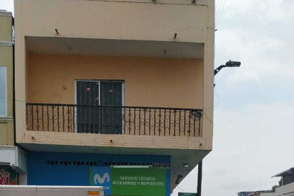 Guayaquil. Elementos policiales, al pie del local de la víctima.