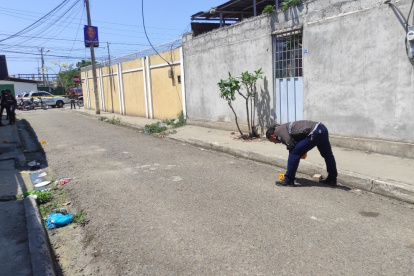 Machala. Una madre iba a recoger a su hija a la escuela y en el camino, la asesinan a tiros.