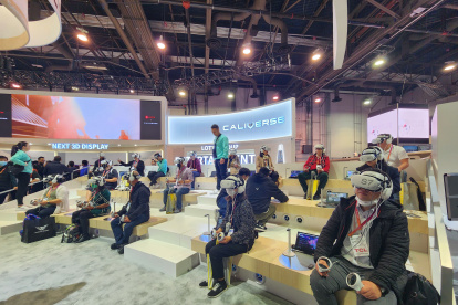 Asistentes al CES utilizando las VR (gafas de realidad virtual).