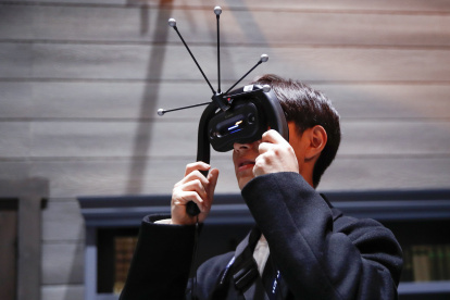 Un visitante fue registrado este jueves, 5 de enero, al probar el próximo auricular XR empresarial de Canon, MREAL X1, durante la Feria Internacional de Electrónica CES (Consumer Electronics Show, en inglés) 2023, en Las Vegas (Nevada, EE.UU.).