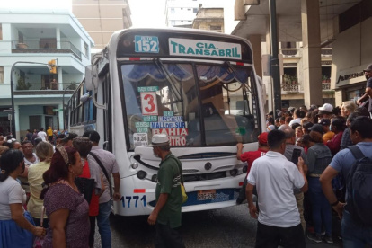 El cadáver fue levantado por personal de OIAT, en medio de los comentarios de los transeúntes sobre la identidad de la víctima