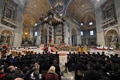 El papa Francisco preside la Misa de Epifanía por los Reyes Magos en la Basílica de San Pedro, Ciudad del Vaticano, el 6 de enero de 2023.