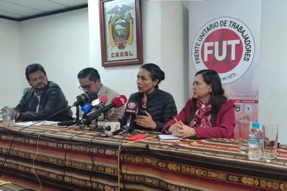 La presidenta de la FUT, Marcela Arellano (C), durante su intervención sobre el Consejo Directivo del IESS.