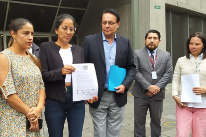 Denuncia. Los legisladores Sofía Sánchez, Gisella Molina y Fernando Villavicencio, luego de salir de la Fiscalía en donde presentaron su denuncia.