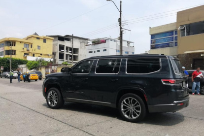Un carro de alta gama fue baleado en la avenida Miguel H Alcívar, al norte de Guayaquil.