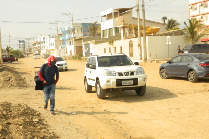 Deterioro. En el sitio donde debería estar ya levantándose la tercera etapa del malecón de Playas, no hay más que polvo y tierra acumulados.