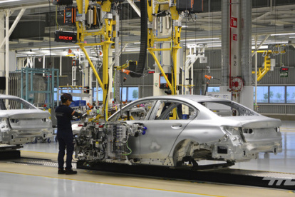 Trabajo.- Una planta de producción de carros.