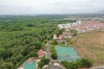 Hecho. Los habitantes hablan de la urgencia de reestructurar los terrenos para tener más calles de acceso que eviten los atascos en la única vía existente.
