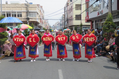 Riobamba. Una de las delegaciones desfila durante el gran festejo.