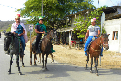 A Belén. Llegan los Reyes. Comuneros personifican a los íconos bíblicos.