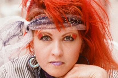 Cyndi Lauper fue pionera en imponer una moda desenfadada y estrafalaria a inicios de la década del 80.