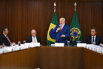El presidente de Brasil, Luiz Inacio Lula da Silva, habla durante la primera reunión ministerial del gobierno hoy, en el Palacio del Planalto, en Brasília (Brasil). EFE/Andre Borges