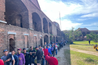 Fotografía cedida este jueves por el Departamento de Seguridad Nacional de Estados Unidos (DHS) donde aparece un grupo de personas migrantes mientras son trasladados desde el Parque Nacional Dry Tortugas hasta la isla de Cayo Hueso, en el sur de Florida (EEUU). EFE/Departamento De Seguridad Nacional De Estados Unidos